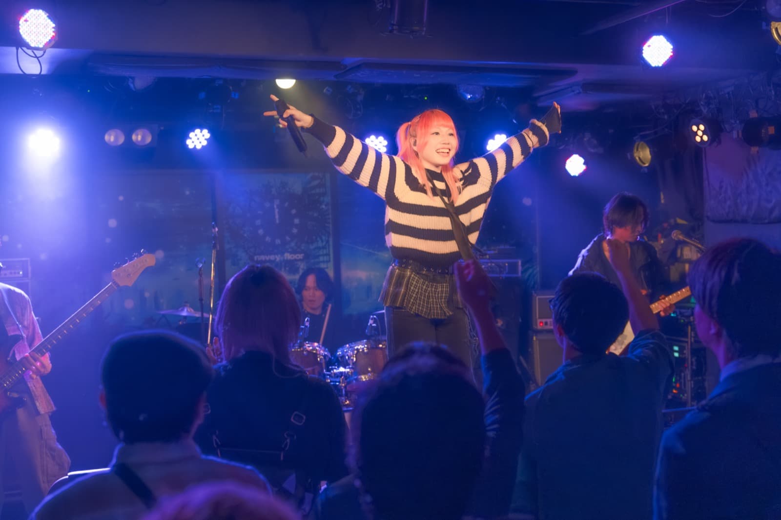 2026年10月15日 赤坂 navey floor AKASAKA でライブをする SHE IS LIGHT(ステージ全体)