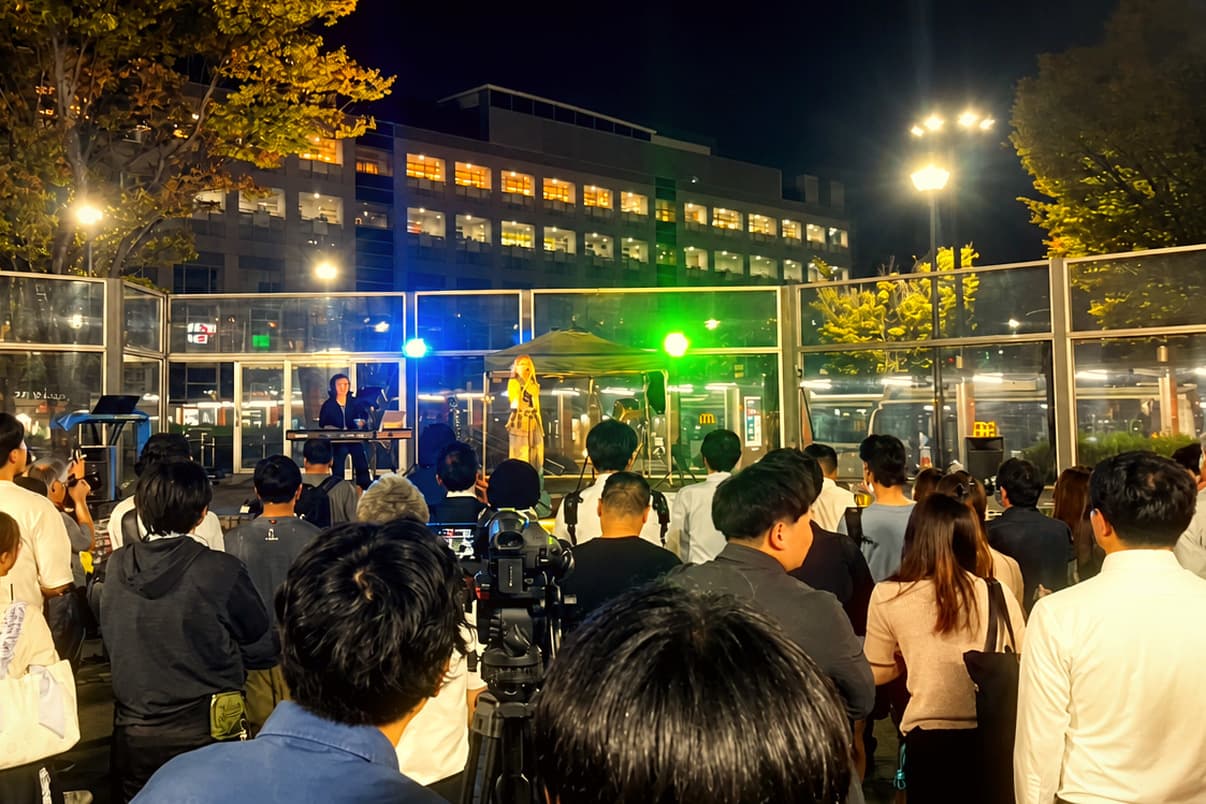 2026年10月20日 新浦安駅前(浦安バル街)のストリートライブに集まった人たちと、ステージの東田明莉(SHE IS LIGHT)